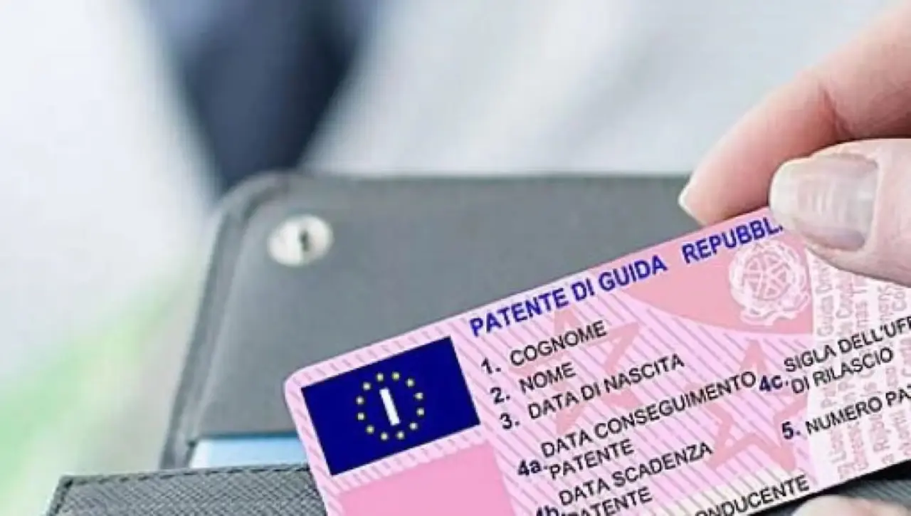 Attenzione alle nuove scadenze patente per over 65: chi deve agire subito Attenzione alle nuove scadenze patente per over 65: chi deve agire subito