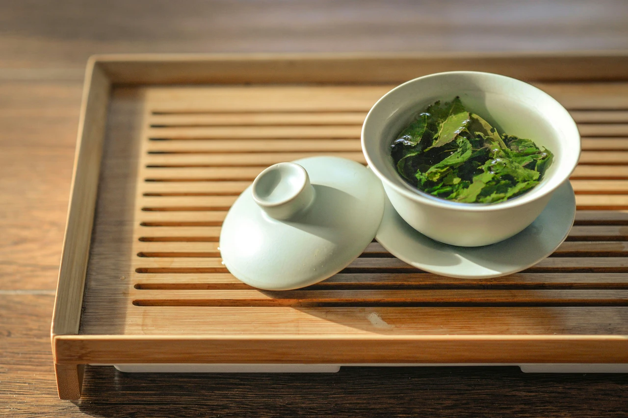 Come utilizzare le foglie di tè usate per concimare le piante aromatiche sul balcone Come utilizzare le foglie di tè usate per concimare le piante aromatiche sul balcone