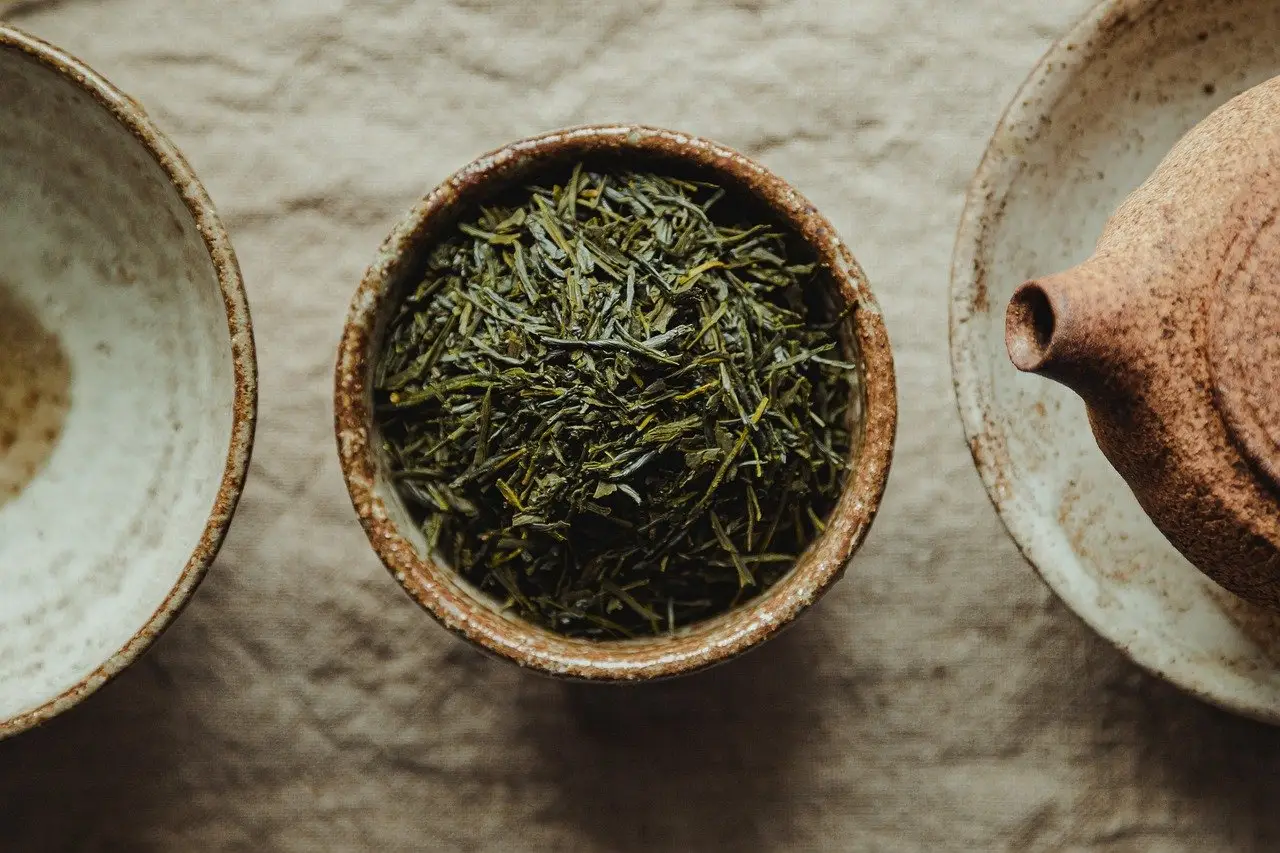 Come utilizzare le foglie di tè usate per concimare le piante aromatiche sul balcone Come utilizzare le foglie di tè usate per concimare le piante aromatiche sul balcone