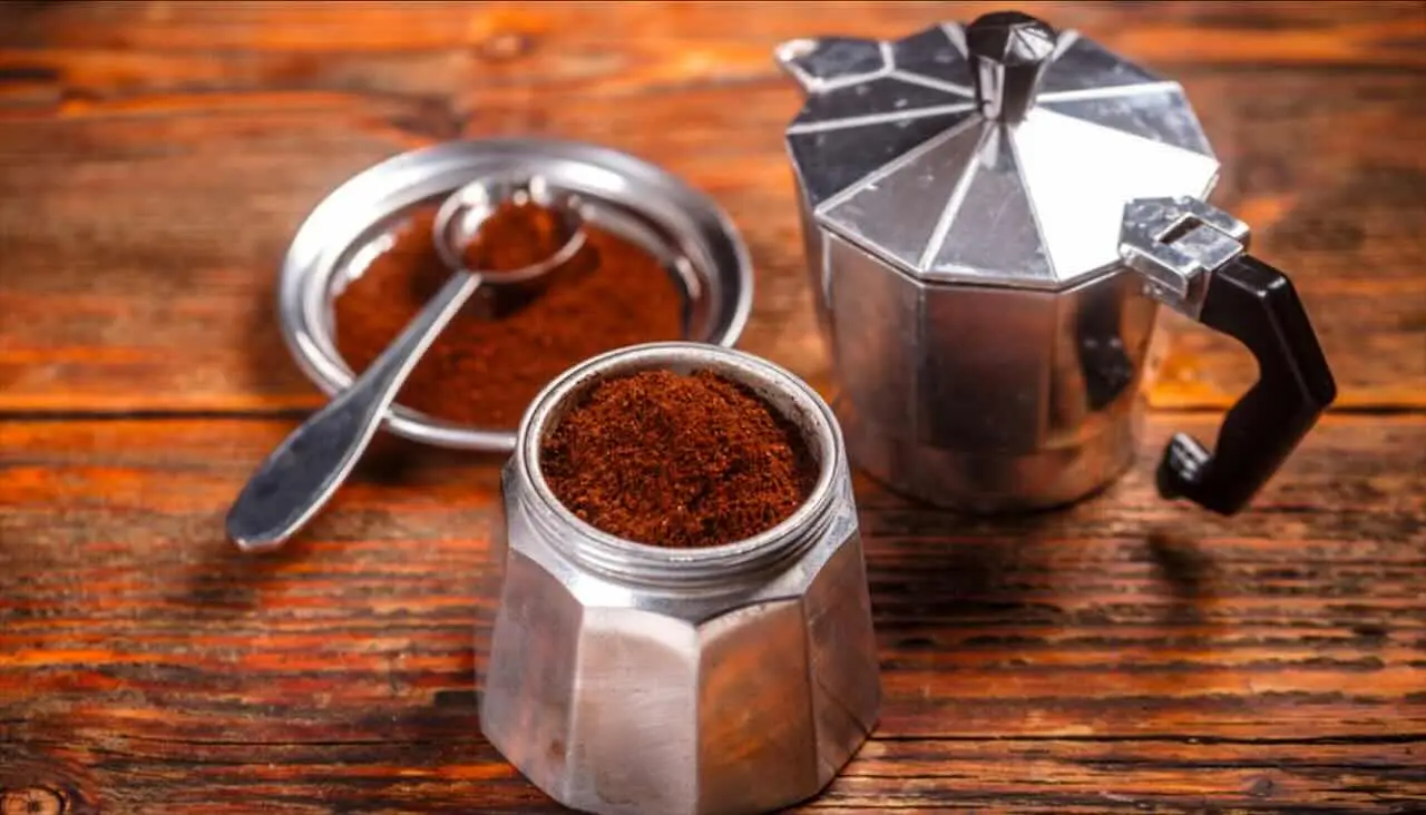 Basta sprechi: riutilizza fondi di caffè per pulire pentole e contrastare cattivi odori