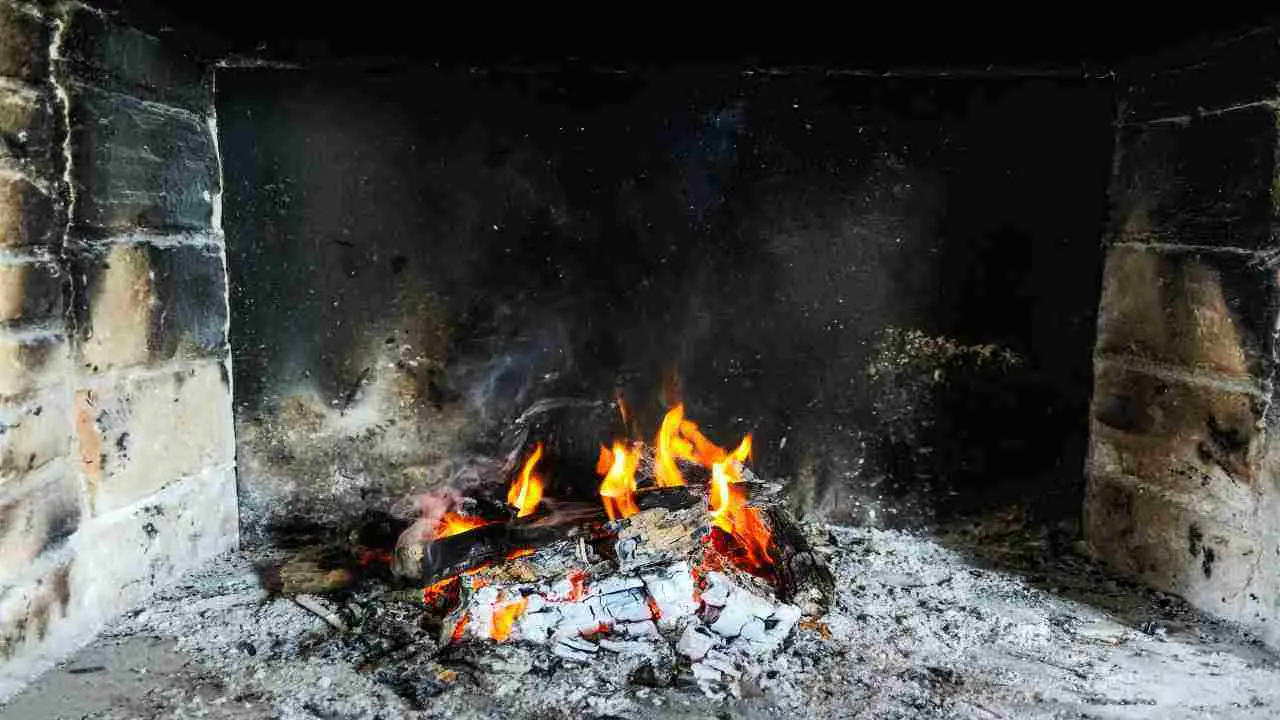 Usa la cenere del camino per pulire i vetri: metodo ecologico che sorprende sempre