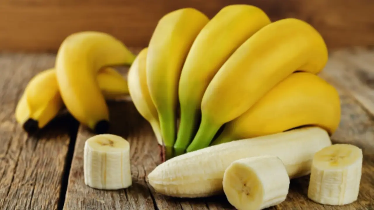Getta la buccia di banana nel vaso: il trucco per piante più forti e foglie brillanti Getta la buccia di banana nel vaso: il trucco per piante più forti e foglie brillanti