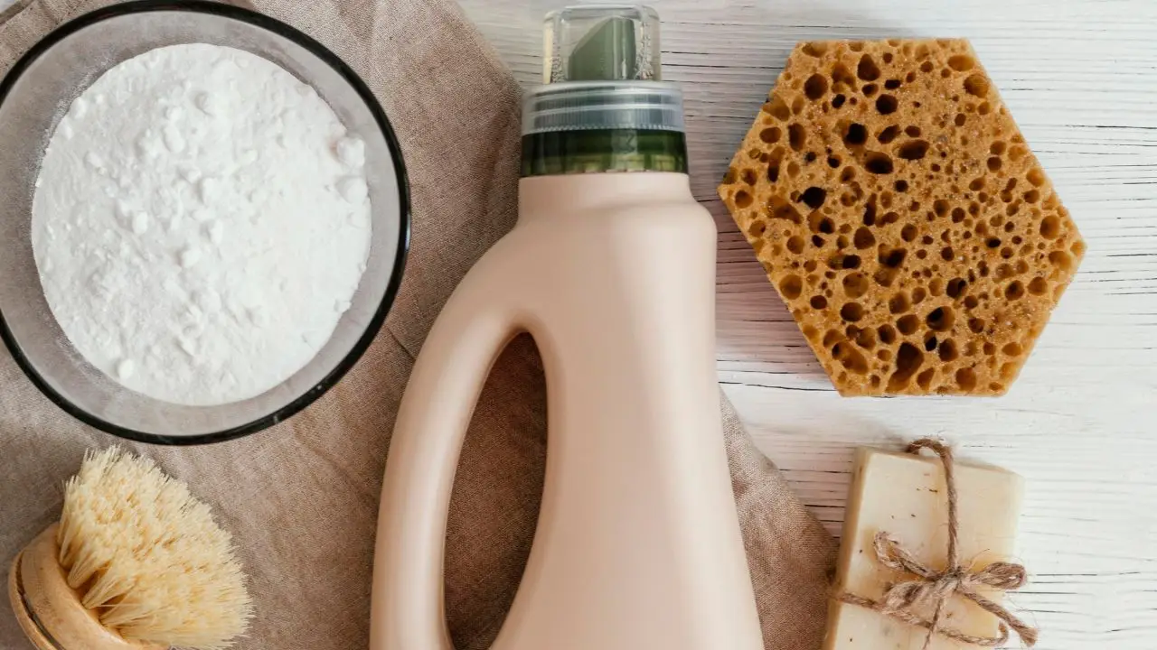 Soluzioni alternative al detersivo: come pulire la casa con ingredienti naturali che hai già in cucina