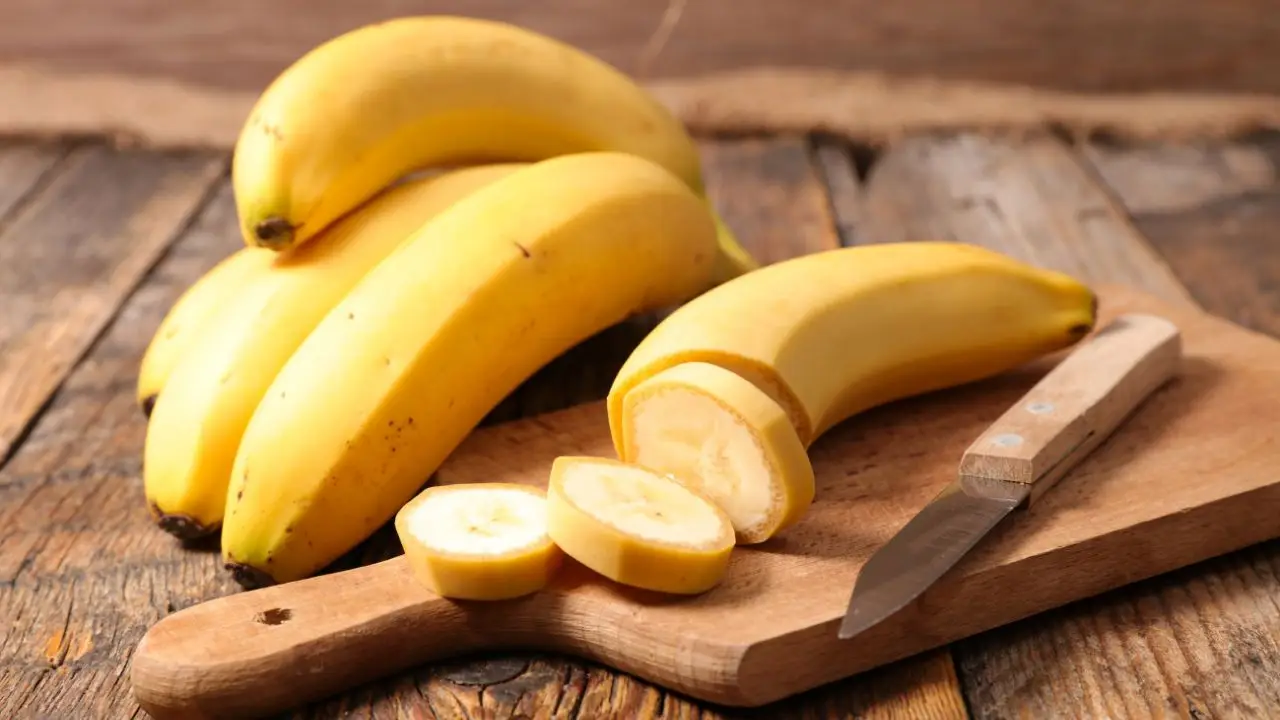 Come usare la buccia di banana per rinforzare le radici delle piante da balcone