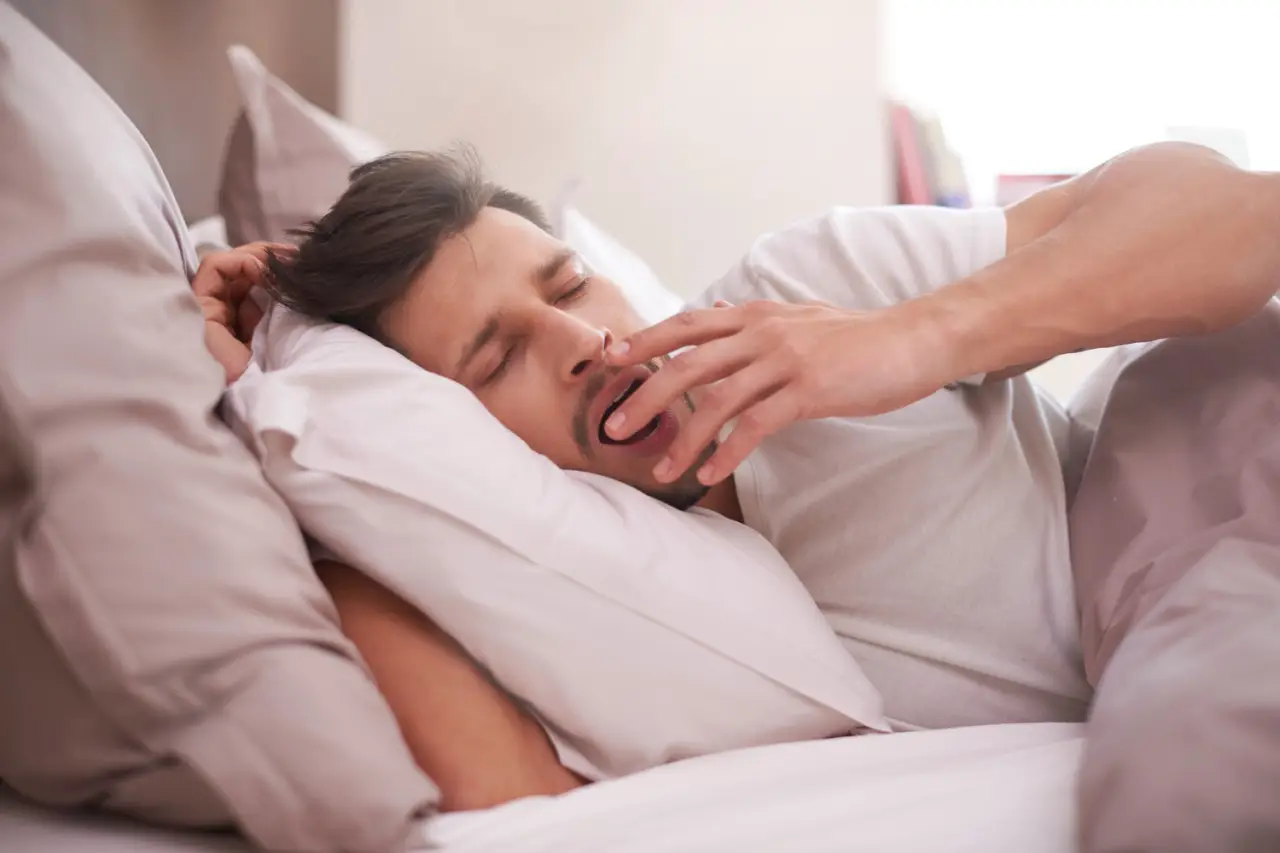 Perché hai sempre sonno dopo pranzo? Il legame con l’alimentazione sbagliata