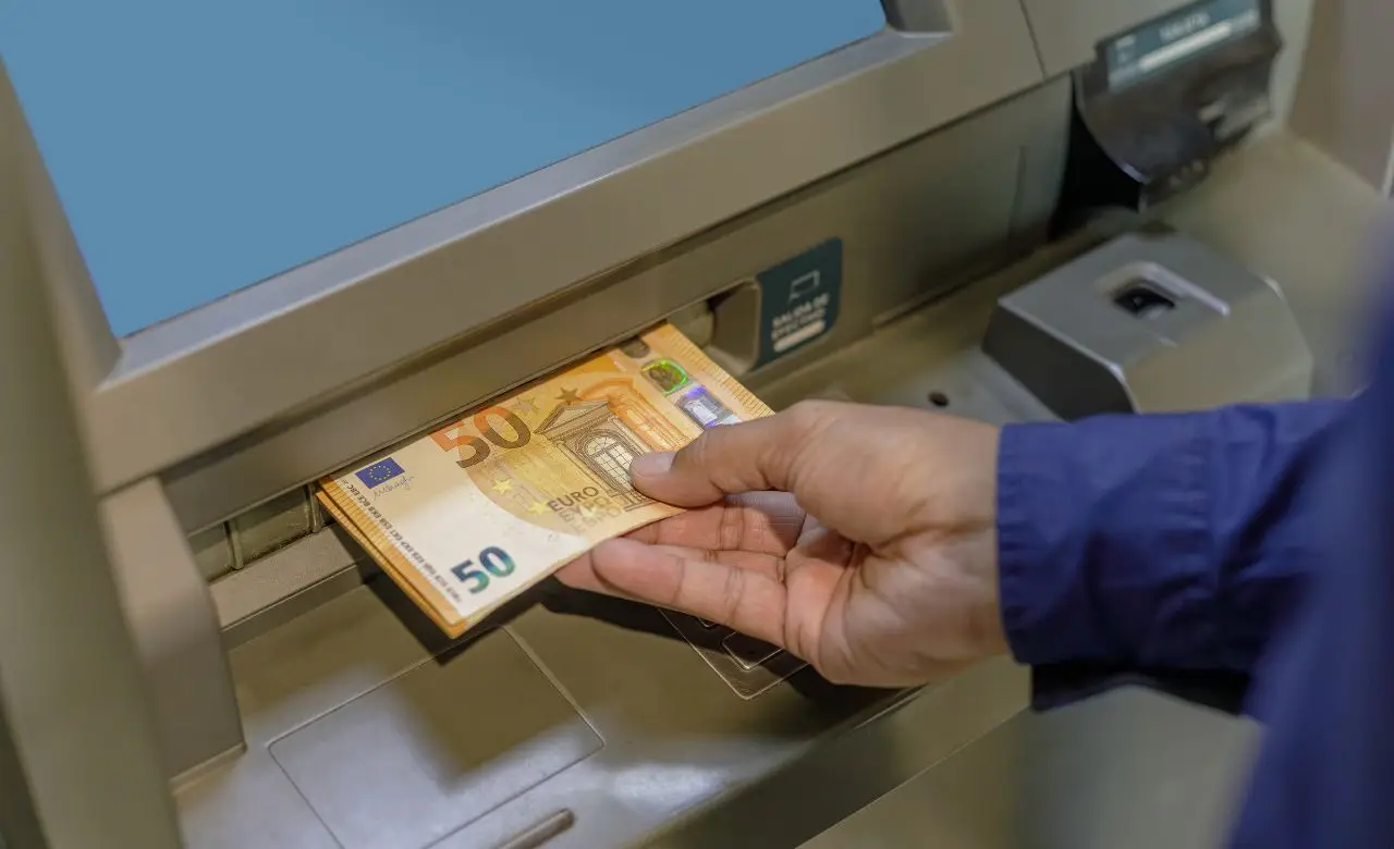 Ecco quanto versare in contanti al bancomat senza far scattare segnalazioni