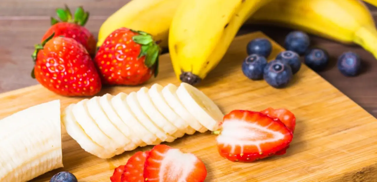 Sostituire lo snack serale con questa frutta riduce gonfiore e disturbi notturni Sostituire lo snack serale con questa frutta riduce gonfiore e disturbi notturni