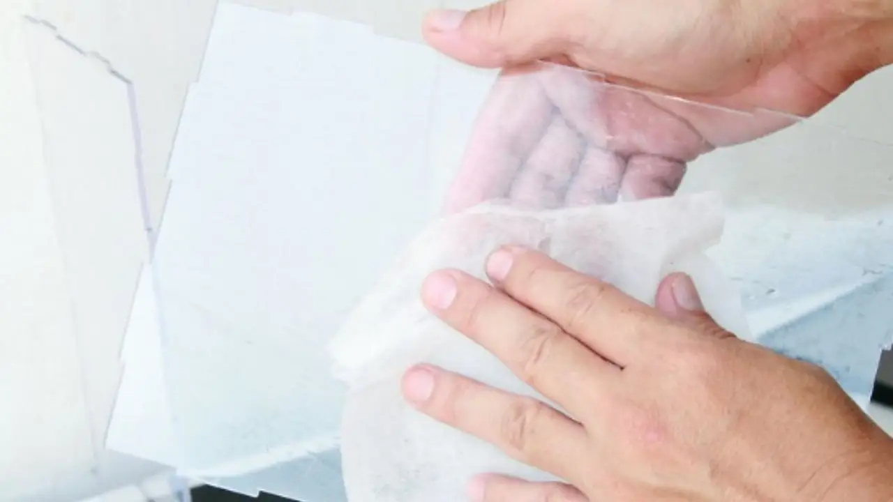 Scopri come eliminare l’umidità in bagno usando solo sale grosso e carta assorbente Scopri come eliminare l’umidità in bagno usando solo sale grosso e carta assorbente