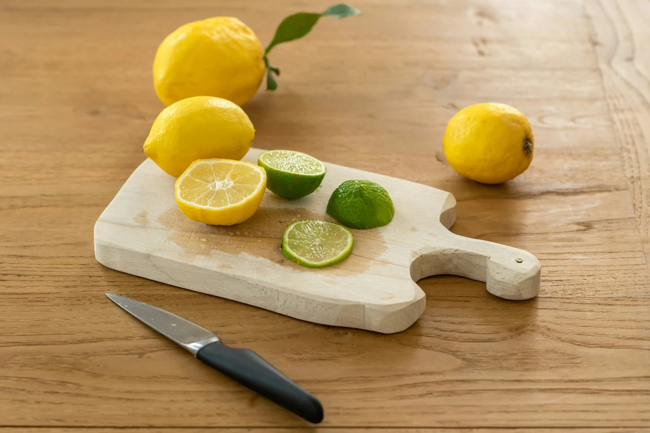 Hai mai provato a disinfettare il tagliere con aceto bianco e limone? Funziona davvero Hai mai provato a disinfettare il tagliere con aceto bianco e limone? Funziona davvero