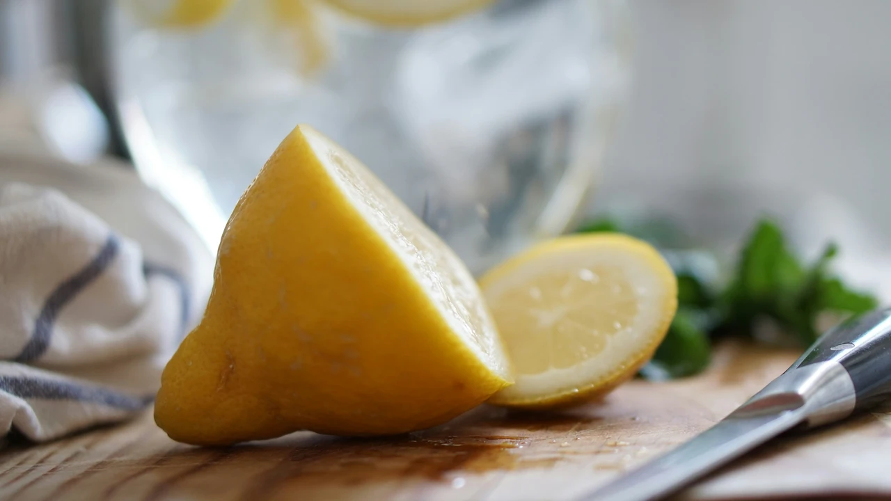 Hai mai provato a disinfettare il tagliere con aceto bianco e limone? Funziona davvero Hai mai provato a disinfettare il tagliere con aceto bianco e limone? Funziona davvero
