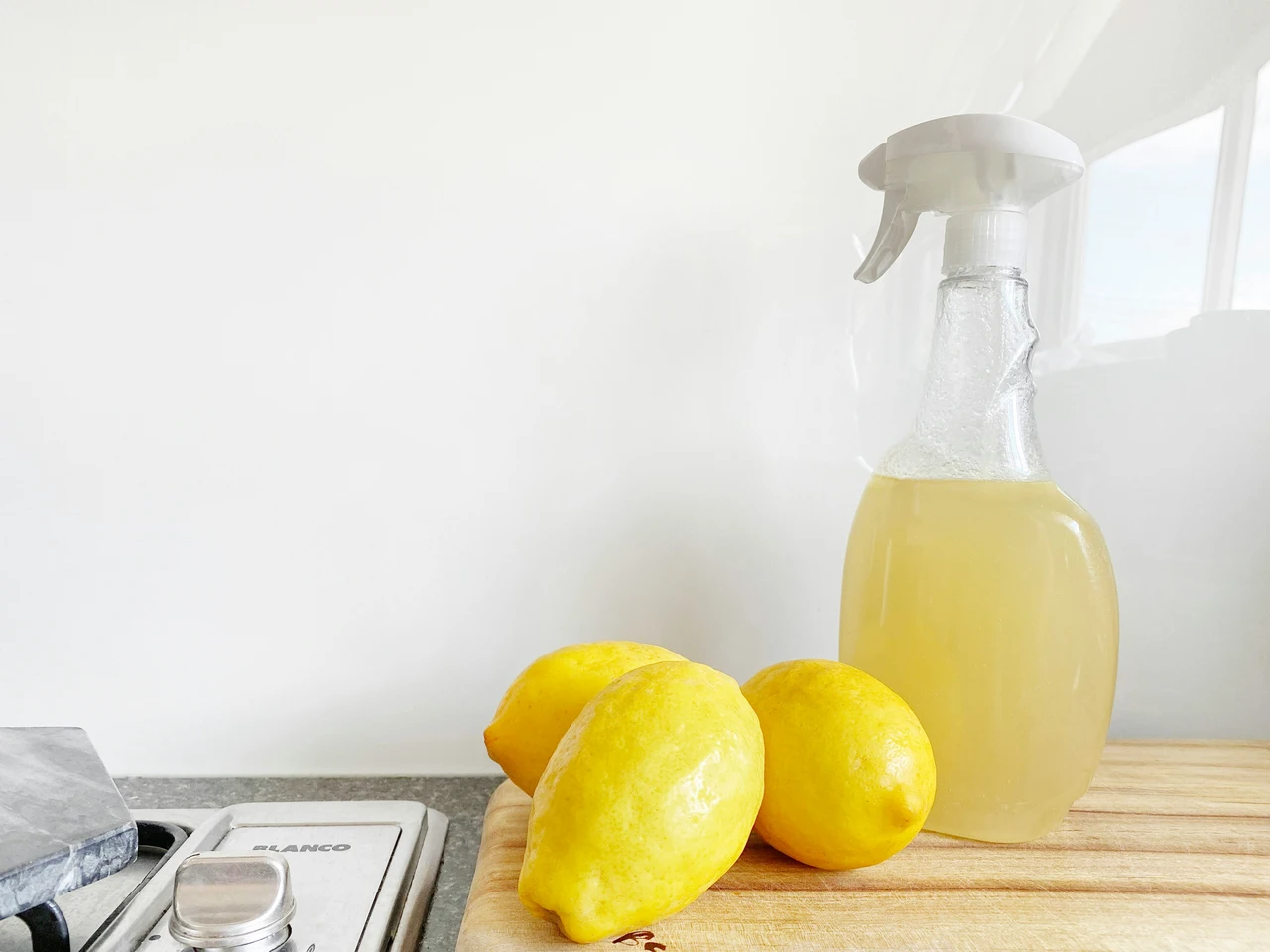 Hai mai provato a disinfettare il tagliere con aceto bianco e limone? Funziona davvero Hai mai provato a disinfettare il tagliere con aceto bianco e limone? Funziona davvero