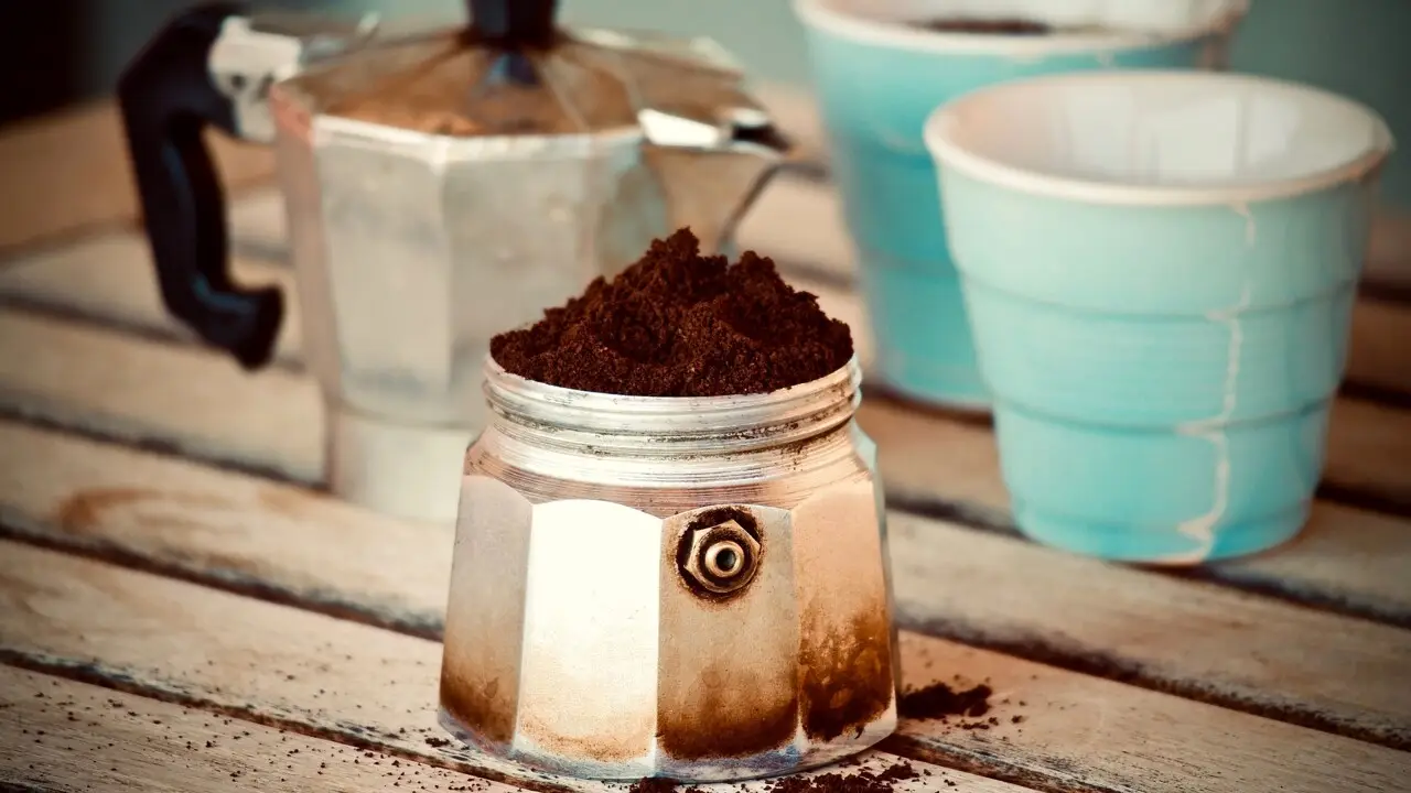 Basta sprechi: riutilizza fondi di caffè per pulire pentole e contrastare cattivi odori Basta sprechi: riutilizza fondi di caffè per pulire pentole e contrastare cattivi odori