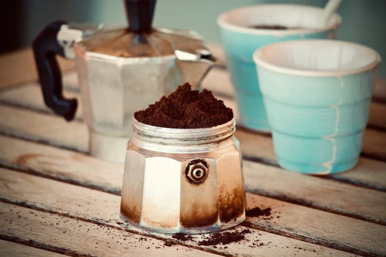 Basta sprechi: riutilizza fondi di caffè per pulire pentole e contrastare cattivi odori Basta sprechi: riutilizza fondi di caffè per pulire pentole e contrastare cattivi odori