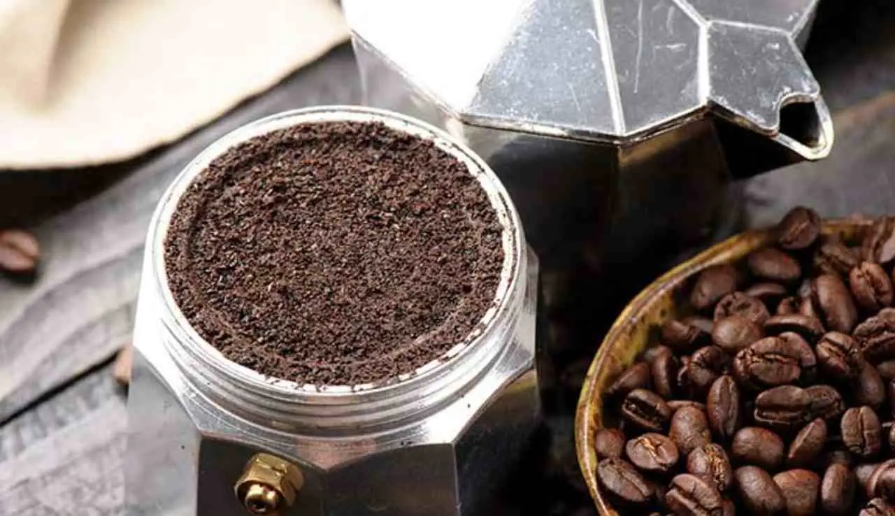 Basta sprechi: riutilizza fondi di caffè per pulire pentole e contrastare cattivi odori Basta sprechi: riutilizza fondi di caffè per pulire pentole e contrastare cattivi odori