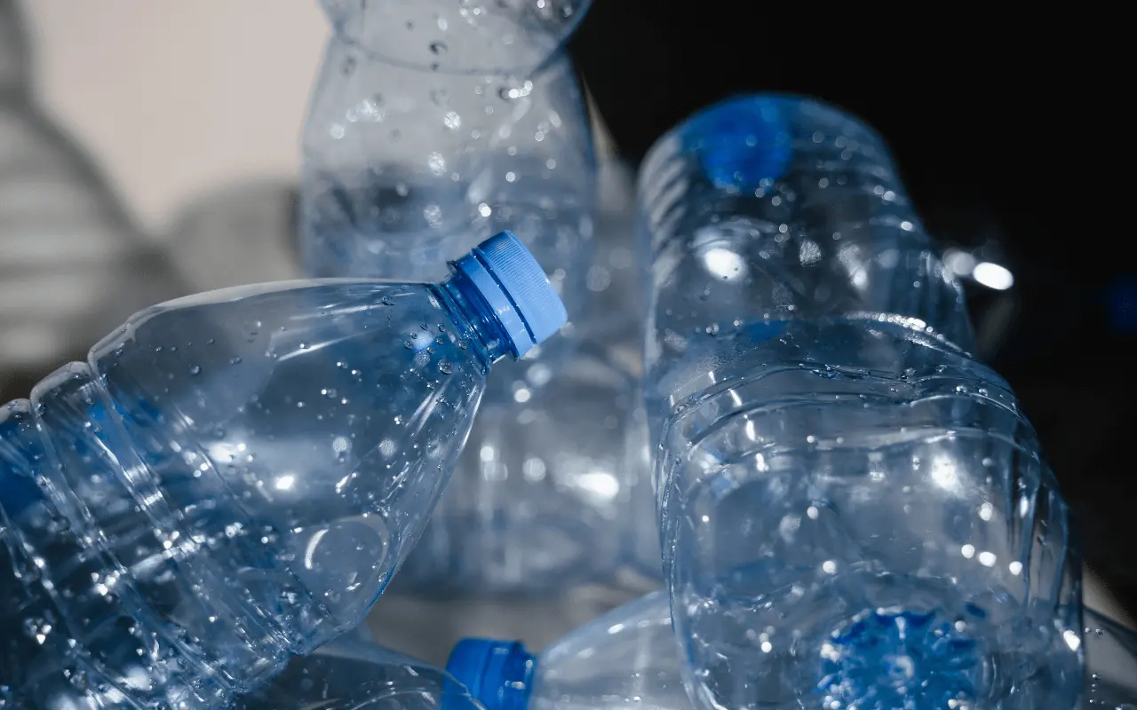 Come risparmiare acqua irrigando con bottiglie riciclate: metodo facile e sostenibile Come risparmiare acqua irrigando con bottiglie riciclate: metodo facile e sostenibile